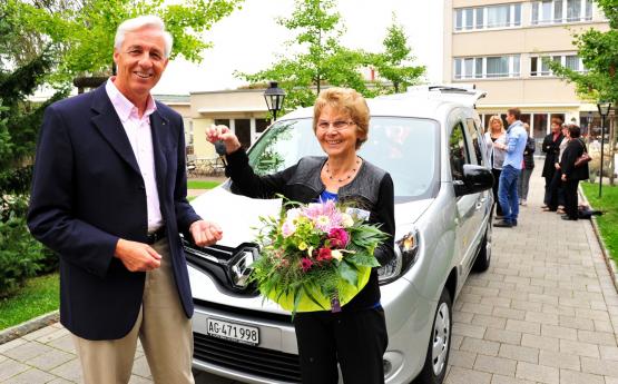Mobilität für Behinderte: Marianne Hauri, Präsidentin des Gemeinnütizgen Frauenvereins, überreicht Stiftungsratspräsident Max Rudolf Schlör die Schlüssel für das neue Rollstuhlfahrzeug.