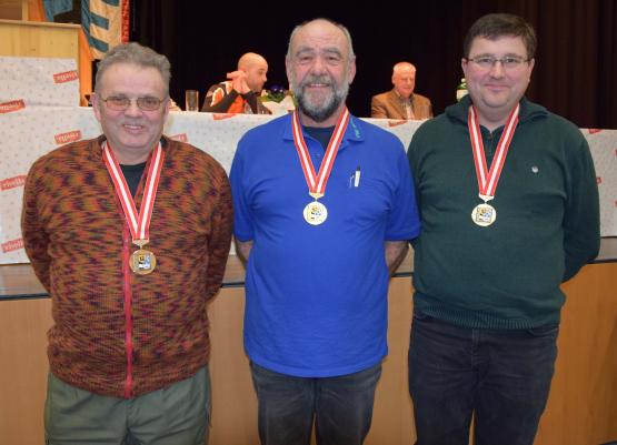 Stolz tragen sie ihre Medaillen als Zeichen ihrer Treffsicherheit: Willi Huwiler (Mitte), Marc Häuselmann (re.) und Ernst Handschin