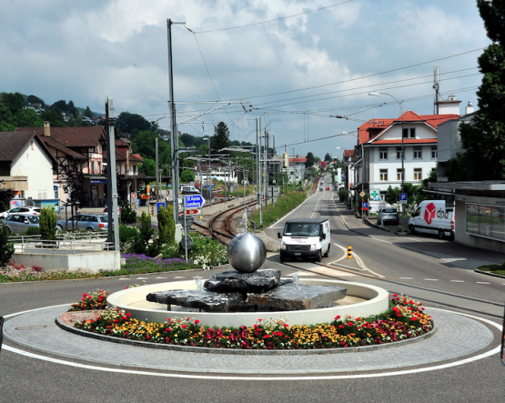 Schön…aber auch schön teuer: Der Kreisel am Löwenplatz Beinwil am See (Bild: Martin Suter)