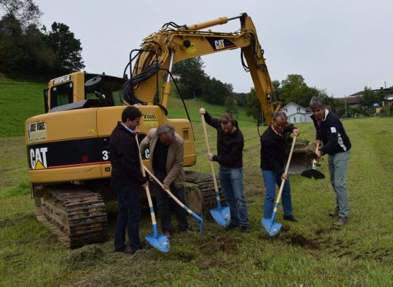 Die Bauarbeite wurden eingeleitet durch Josef Sager, Marcel Blum, Christian Meyer, Walter Schär und Markus Rey (v.l.).
