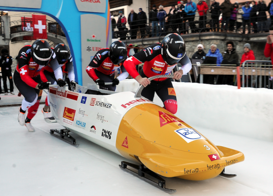 Geballte Power am Start: Der Kölliker Bobpilot Rico Peter gewann bei den Schweizermeisterschaften in St. Moritz nicht nur den Titel mit dem grossen Schlitten, auch im Zweierbob setzte er sich vor Beat Hefti. (Bilder: Martin Sommerhalder)