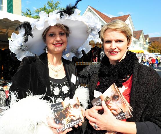 «Eine Nacht in Venedig»: Sandra Schuller und Doreen Buschbeck als Botschafterinnen am Reinacher Herbstmarkt.
