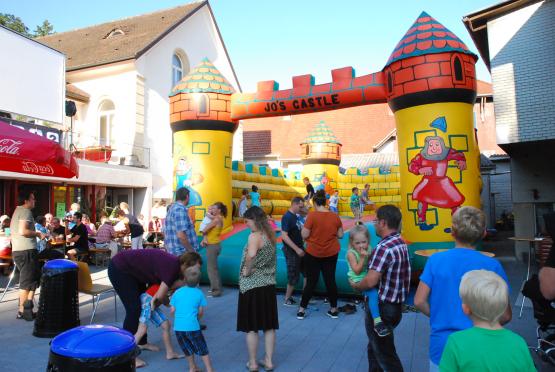 Der Vorplatz der Chrischona-Kapelle glich einem Ameisenhaufen – mit Festwirtschaft und Hüpfburg