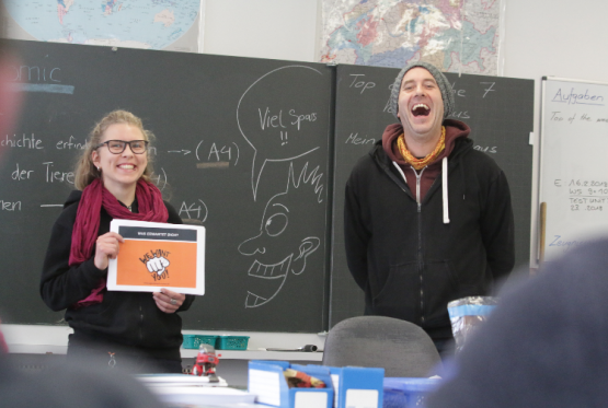 Anja Moser und Heinz Rosenast von der Jugendarbeit Entfelden stellten in allen Müheler Schulkzimmern der 5. bis 9. Klassen die neue Jugendarbeit für Muhen vor. (Bild: Remo Conoci)