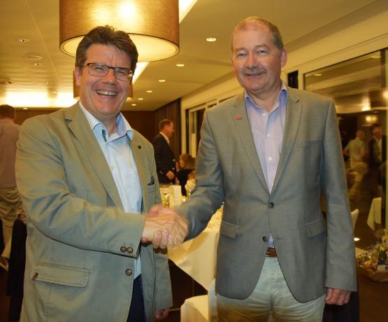 Simon Dutoit (li.) übergab einen namhaften Check an Kurt Brand zugunsten Working Poors