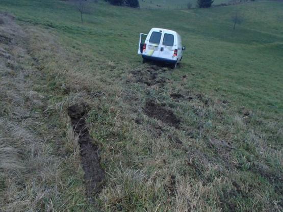 Ein Lieferwagenfahrer musste am Donnerstag im Seetal einem überholenden Auto ausweichen und geriet eine Böschung hinunter. (Bild: kapo)