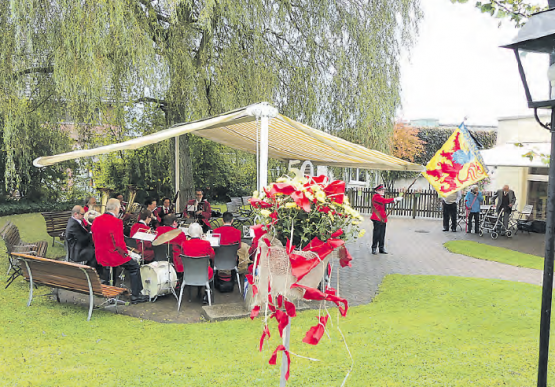 Ein Konzert zum Jubiläum: Die Musikgesellschaft Reinach spielt im Sonnenberg für die Besucher und Gäste. (Bilder: moha.)