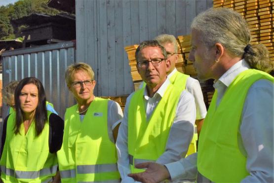 Mit kritischen Blicken verfolgten die Besucher den Produktionsablauf in der Sägerei, Marliese Loosli, Vreni Friker, Urs Hofmann und Pascal Schneider v.l.