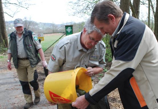Bruno Fürst und sein Team räumen auf (Bild: Heidi Härri)