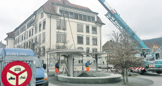 Zwischenlager: Bis die neuen Fundamente erstellt und die Träger montiert sind, bleiben die «Ufos» am Boden. (Bild: Martin Suter)