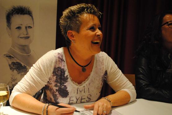 Andrea Moore aus Reitnau kenn keine Berührungsängste. Grosszügig signierte sie ihre CDs