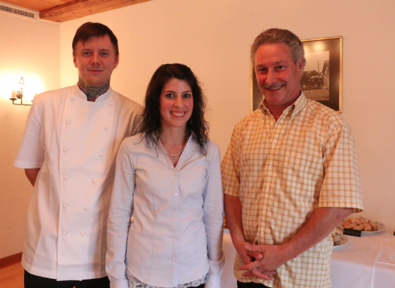 Die neue Betriebsleitung: Chefkoch Peter Jörimann (rechts) wird unterstützt von Micha Steffen, der mehr Verantwortung in der Küche übernimmt und Rebeka Sommer, die im Service künftig den freundlichen Ton angibt. (Bild: Remo Conoci)