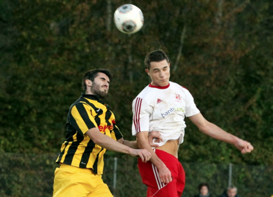 Derbystimmung auf der Rüttimatten: Schöftlands Almedin Hodzic im Duell gegen Gränichens Keranovic (Nr. 6.). Müller (Nr. 23) am Boden. (Bild: olüscher)