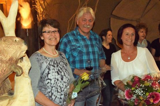 Urs Gsell verabschiedete Martha Buob (li.) und hiess Sabrina Rüegg herzlich willkommen, beobachtet vom Biber.