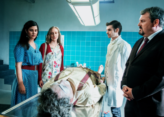 Der Clown ist tot. Clo Bisaz als Clown Pavel (liegend) und v.l.: Tonia Maria Zindel als Ellie, Judith Koch als Jackie, Reto Stalder als Fabio und Mike Müller als Luc Conrad.