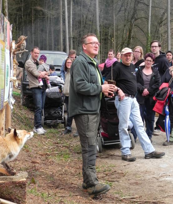 Förster Urs Wunderlin begrüsst die Familien im Wald