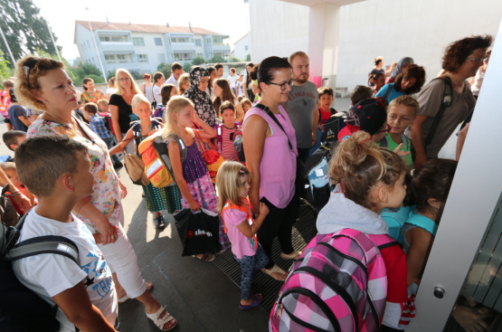 Grossandrang an der Schule in Reinach AG (Bild: Remo Conoci)