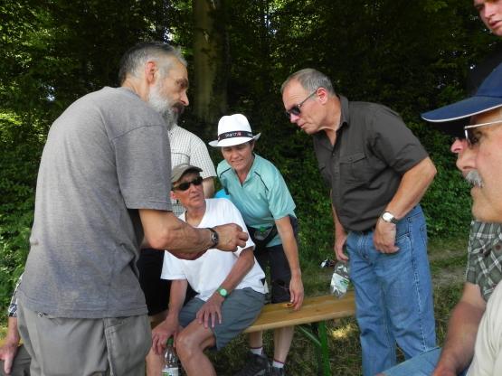 Bienenhaltung: Markus Roos (li.) wartete an seinem Posten mit vielen interessanten Informationen auf.