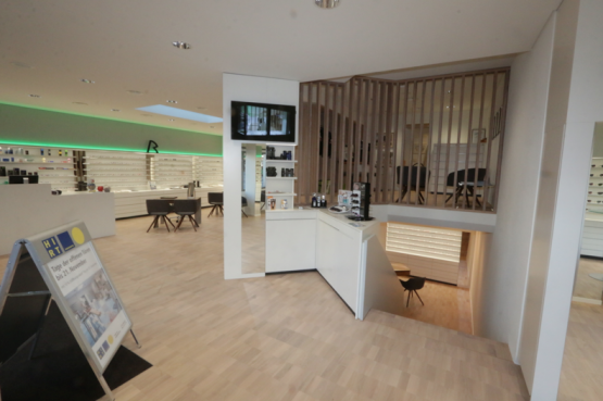Das neue Interieur der Hirt AG Augenoptik, Reinach (Bild: rc.)