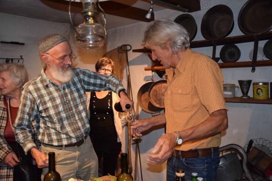 Anlässlich der Generalversammlung des Vereins Freunde des Dorfmuseums wurde der 1. eigene Apfelschaumwein kredenzt