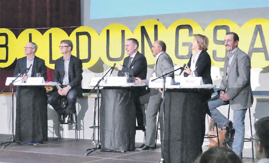 Ein Podium zum Thema Bildung und Sparmassnahmen: Es diskutierten mit: (v.li.) Manfred Dubach, Thomas Leitch, Alex Hürzeler, Alois Zwyssig, Renate Gautschy und Franz Vogt. (Bild: moha.)