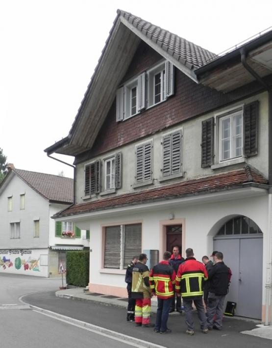 Besprechung vor einem Übungsobjekt in Reinach.