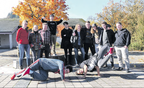 Ein neues Netzwerk entstand: Die Akteure des Aktionstages für die Jugend lernten sich besser kennen und hatten sichtlich den Plausch an der Sache. (Bild: moha)