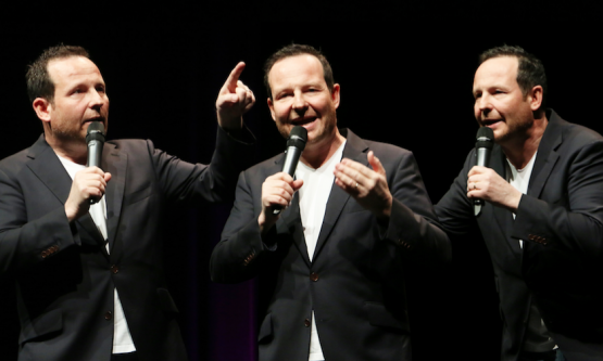 Im Zentrum steht ein einzelner Künstler: Claudio Zuccolini punktet ohne Requisiten, dafür mit Dialekt, Gestik und charmantem Humor. (Bilder: Remo Conoci)