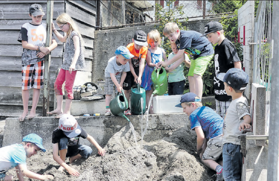 Lebhaftes Treiben im grossen Sandkasten: Um das Wohl der Kinder brauchte sich im Zielgelände niemand wirklich zu sorgen, nach dem Mittagessen wurde fleissig gearbeitet. (Bild: moha.)
