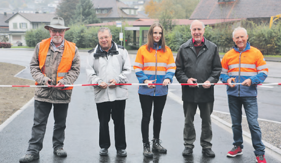Feierliche Einweihung (v.l.): Clemens Hegglin, technischer Leiter derValli Strassenbau; Hansueli Loosli, ehemaliger Gemeinderat Uerkheim; Rahel Gertner, Vertreterin der Lernenden; Markus Kappeler, ehemaliger Gemeindeammann Uerkheim und Edwin Geissmann von der Abteilung Tiefbau des Kantons Aargau. (Bild: rc.)