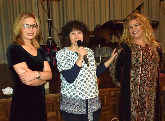 Die temperamentvolle Jamila El Fatouaki (re.) mit der Organisartorin Jacqueline Joray (Mitte) und einer Mithelferin