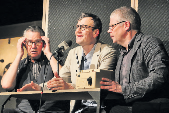 Ruedi Häusermann, Herwig Ursin und Jan Ratschko (v.l.) beim Radiomachen. Die Koprodution von Theater Tuchlaube, Kaserne Basel, Theater Chur und Kleintheater Luzern feierte erst Ende September ihre Premiere. (Bilder: Remo Conoci))
