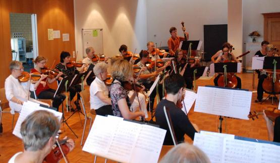 Das Kammerorchester Schöftland vorwiegend mit Stücken, die der Dirigent Peter Klaus arrangierte