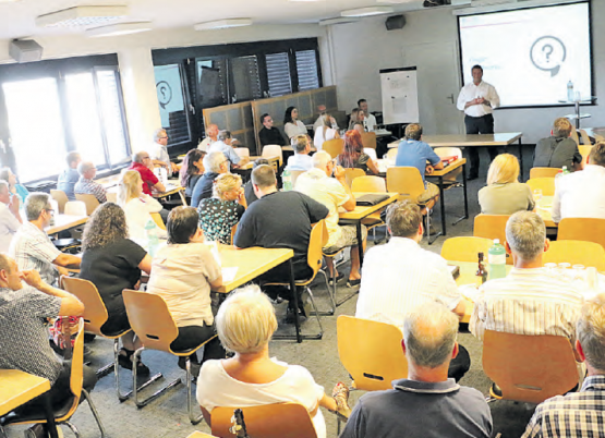 60 Aussteller und 60 Vertreter im Personalrestaurant der Emil Frey AG, Safenwil: