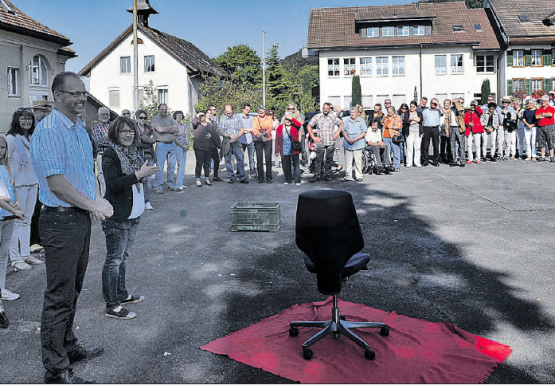 Zuschauerkulisse wie bei einem «Staatsempfang»: Die Leimbacher verabschiedeten ihren Gemeindeschreiber Raphael Huber (links). (Bilder: msu.)