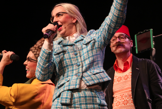 Es gab viel zu lachen: Barbara Hutzenlaub (Fritz Bisenz, Mitte) und Lotti Stäubli (Jasmin Clamor) mit dem später zu Ignazio umfunktionierten "Auslaufmodell"(Marino Bernasconi).