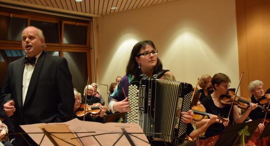 Ein temperamentvolles Zusammengehen von Orchester, Tenor und Akkordeonistin