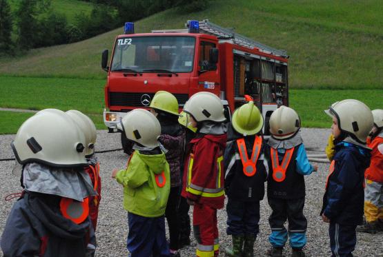 Grosses Staunen über die Gerätschaften der Feuerwehr Rued