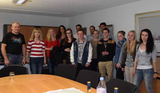 Im Holziker Gemeinderateszimmer fand sich eine grosse Gruppe Jungbürger zusammen, sie wurden betreut von verschiedenen Leuten aus dem Gemeinderat, der Verwaltung und vom Techniker