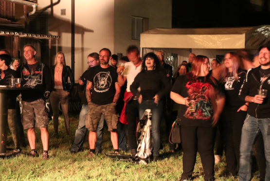 Das Wetter spielte im O’Hanlons-Garten mit: Gute Stimmung, auch wenn es «Hend oss» nicht ganz so voll war wie erhofft. (Bilder: rc.)