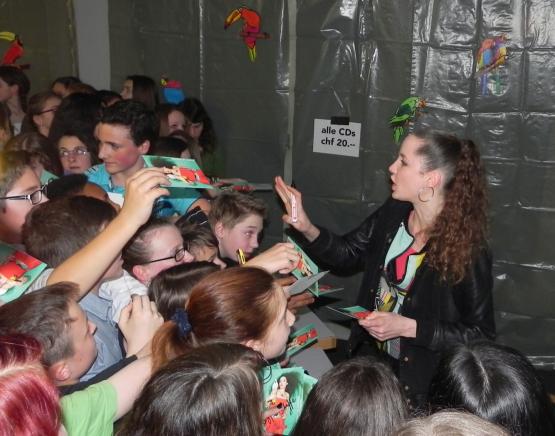 Grossandrang für ein Autogramm von «Steff la Cheffe»