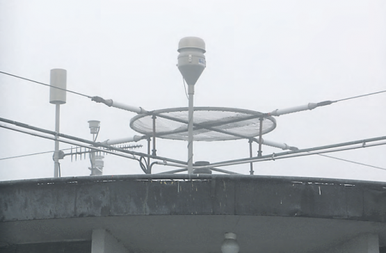 Die Sendeanlagen von früher befinden sich im Museum. An deren Stelle steht auf dem Blosenberg ein Betriebsgebäude mit einem «Impaktor» auf dem Dach, Luft wird angesaugt und gemessen. (Bild: rc.)