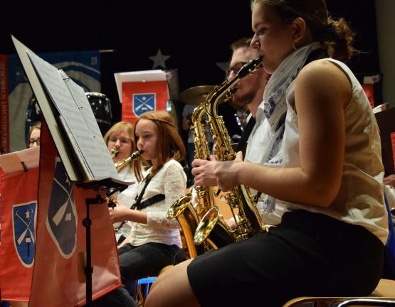 Die Saxophon-Gruppe wurde durch Musikschüler und Lehrerin merkbar verstärkt (Bilder: st.)