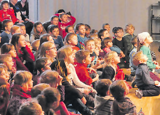 Ein gelungener Familienanlass für Gross und Klein: Das Kasperlitheater Gwundernäsli lockte viele gwundrige Zuschauer an. (Bilder: moha.)