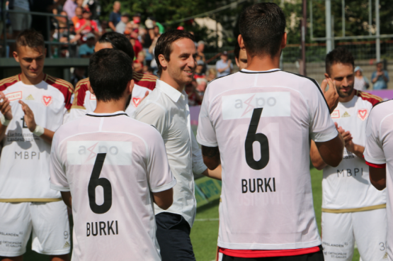 Eine Legende tritt nach 11 Jahren, 373 Spielen und 26 Toren ab. Sandro Burki beendete letzte Woche seine Karriere als aktiver Spieler und ersetzt Raimondo Ponte als Sportchef. (Bild: rc.)