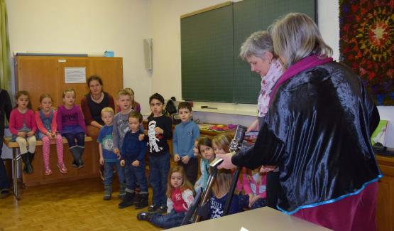 Die Kindergartenkinder staunten nicht schlecht, als sie "mit dem Staubsauger singen" sollten.