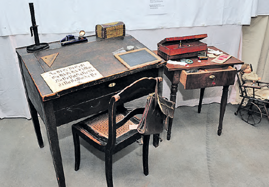 Die Schule von damals: Schiefertafel, Feder undTintenfass sowie Nähschachtel mit Inhalt.