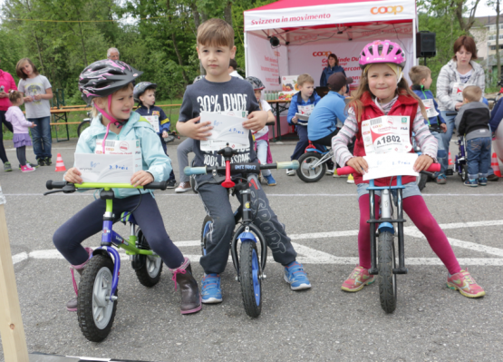 Emili, Driton und Gabriela (v.l) bei der Siegerehrung eines Veloparcours bei "schweiz.bewegt" in Menziken (Bild: rc.)