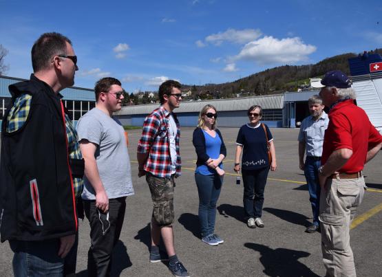 Gespannt lassen sich die frischgebackenen Berufsleute den Flieger erklären