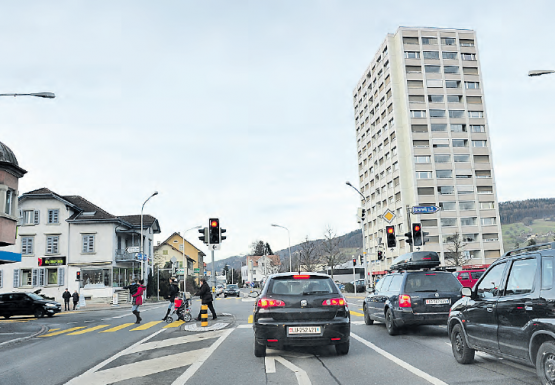 Hochhaus Kreuzung Reinach (Bild: WB-Archiv)